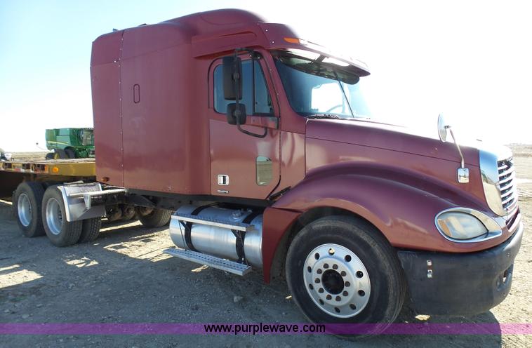 image for item L1509 2005 Freightliner Columbia semi truck