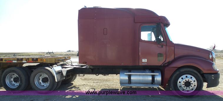image for item L1509 2005 Freightliner Columbia semi truck