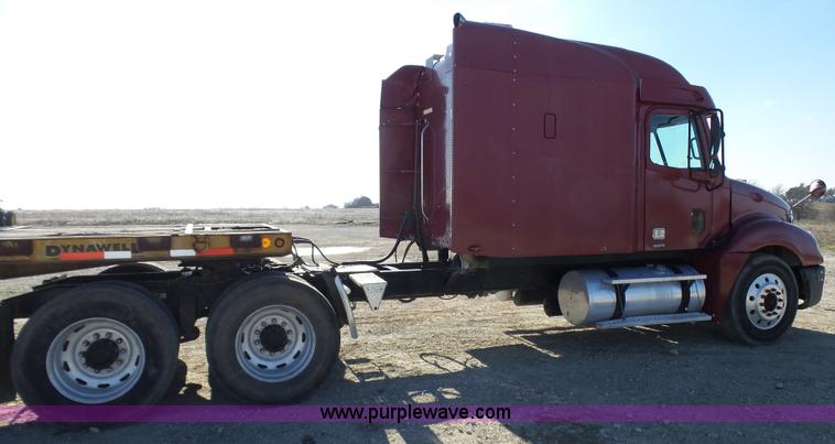 image for item L1509 2005 Freightliner Columbia semi truck