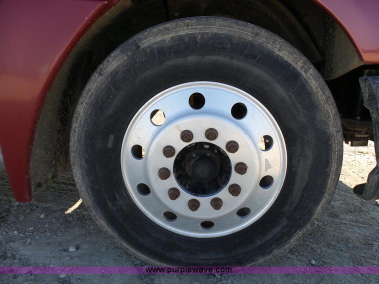 image for item L1509 2005 Freightliner Columbia semi truck