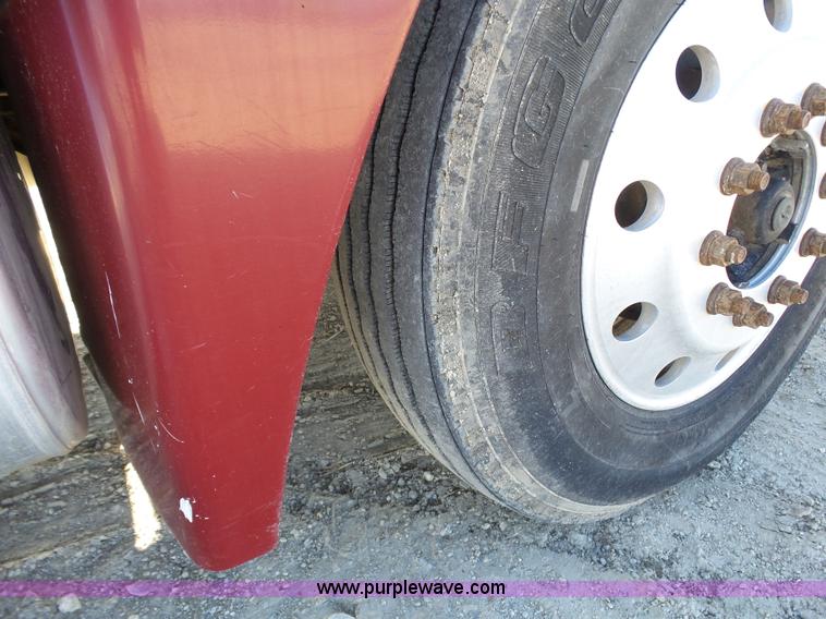 image for item L1509 2005 Freightliner Columbia semi truck