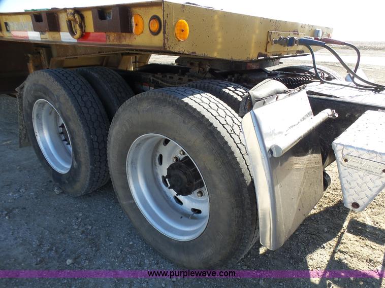 image for item L1509 2005 Freightliner Columbia semi truck