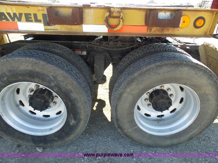 image for item L1509 2005 Freightliner Columbia semi truck