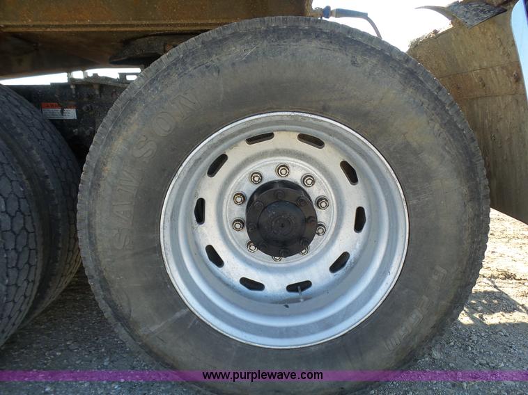 image for item L1509 2005 Freightliner Columbia semi truck