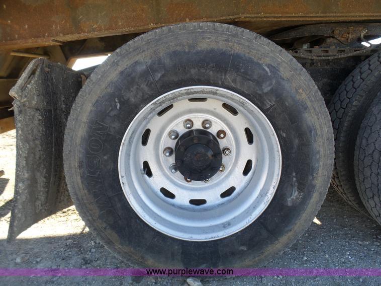 image for item L1509 2005 Freightliner Columbia semi truck