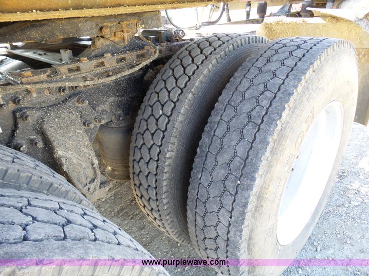 image for item L1509 2005 Freightliner Columbia semi truck