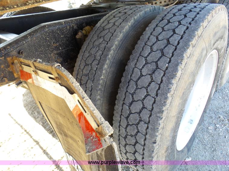 image for item L1509 2005 Freightliner Columbia semi truck