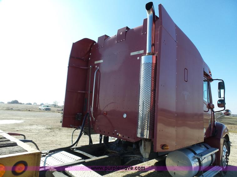 image for item L1509 2005 Freightliner Columbia semi truck