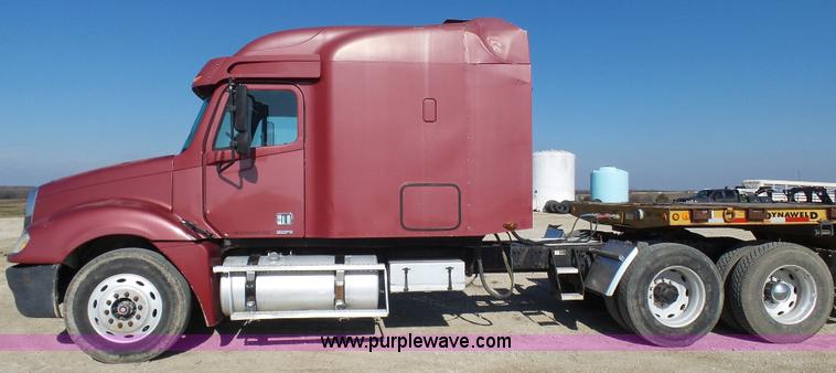 image for item L1509 2005 Freightliner Columbia semi truck