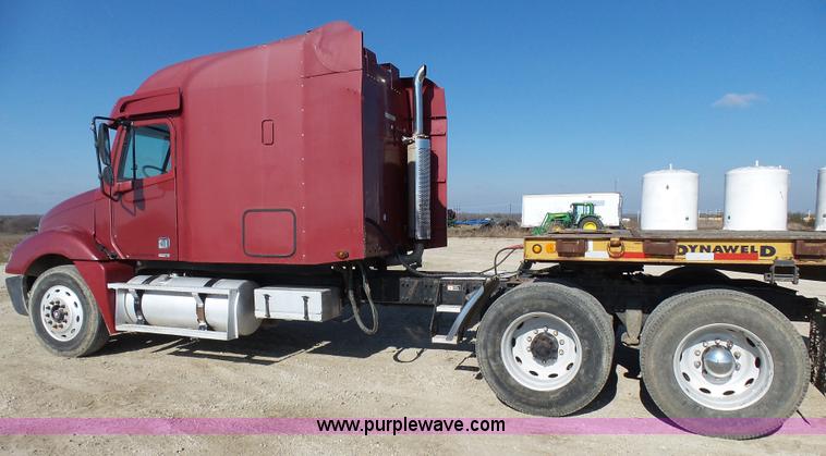 image for item L1509 2005 Freightliner Columbia semi truck