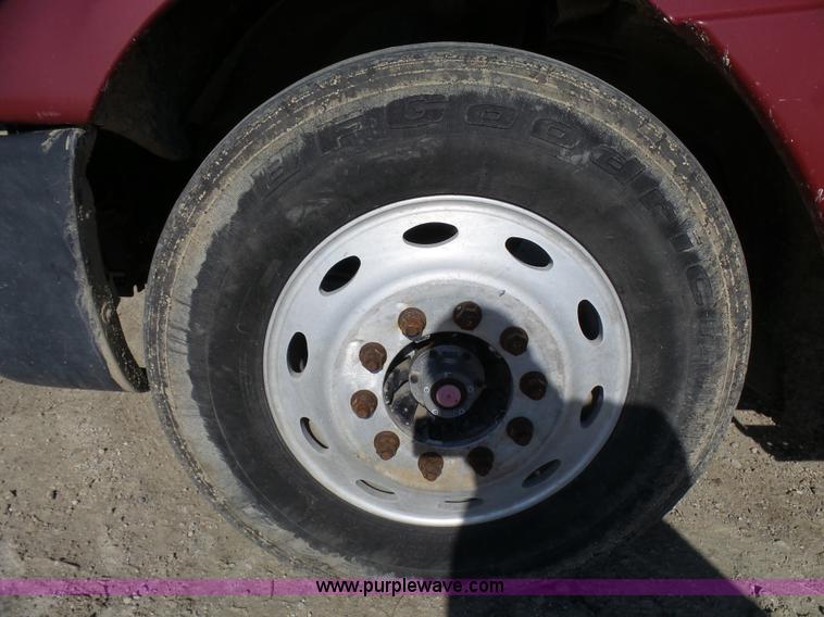 image for item L1509 2005 Freightliner Columbia semi truck