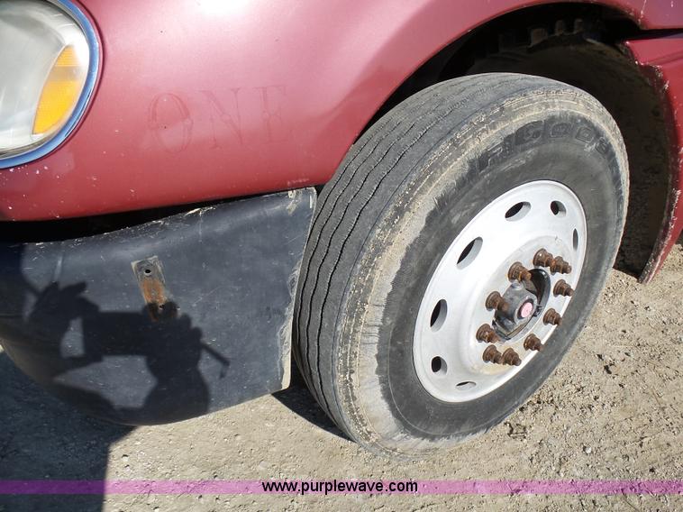 image for item L1509 2005 Freightliner Columbia semi truck