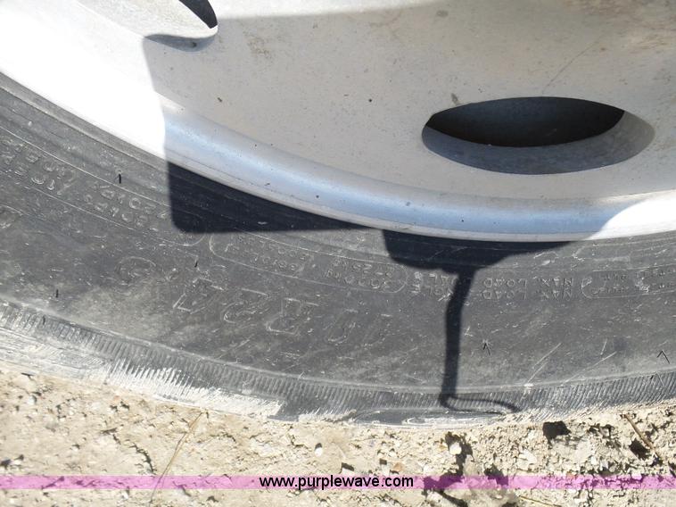 image for item L1509 2005 Freightliner Columbia semi truck