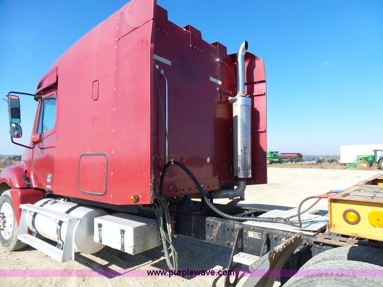 image for item L1509 2005 Freightliner Columbia semi truck