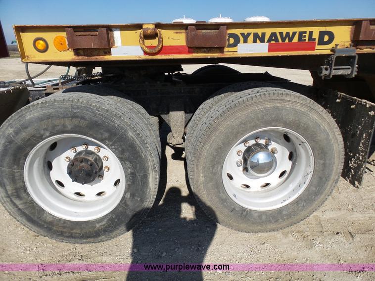 image for item L1509 2005 Freightliner Columbia semi truck