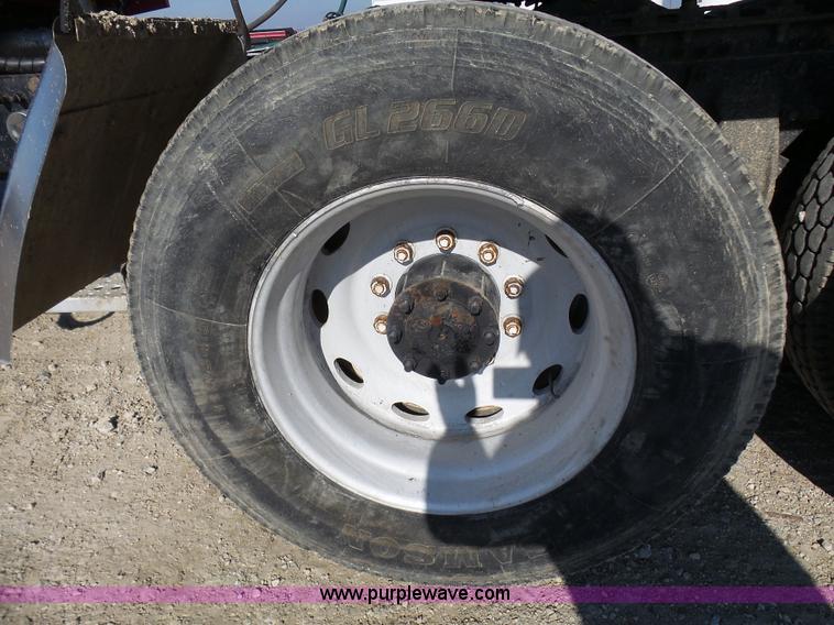 image for item L1509 2005 Freightliner Columbia semi truck