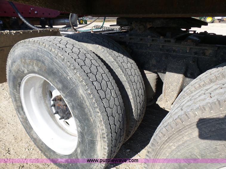 image for item L1509 2005 Freightliner Columbia semi truck