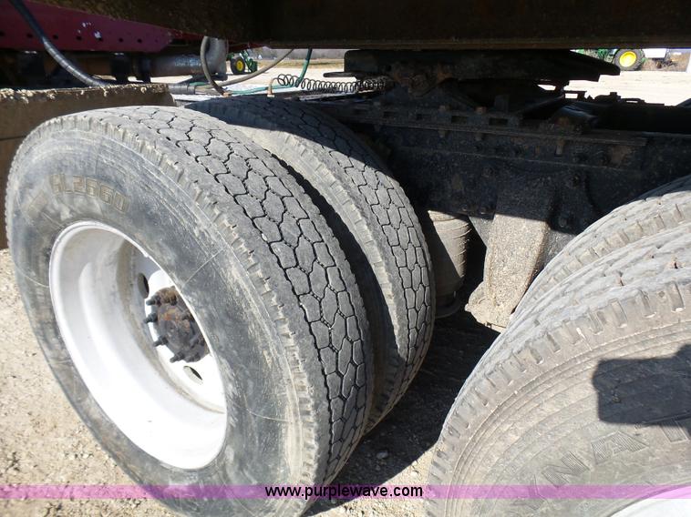 image for item L1509 2005 Freightliner Columbia semi truck