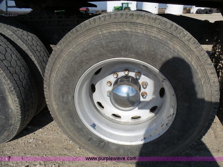 image for item L1509 2005 Freightliner Columbia semi truck