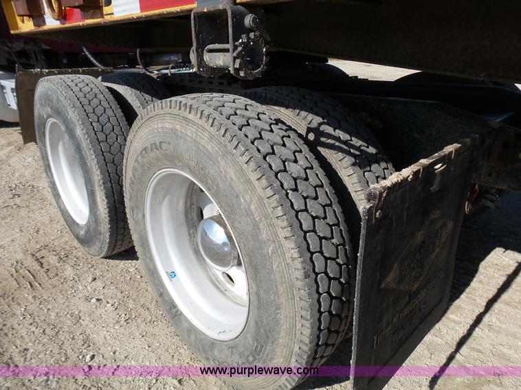 image for item L1509 2005 Freightliner Columbia semi truck