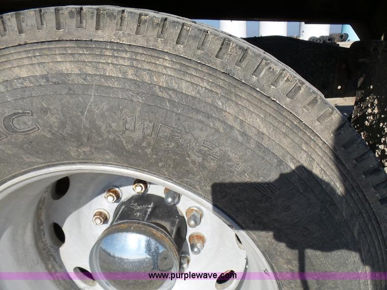 image for item L1509 2005 Freightliner Columbia semi truck