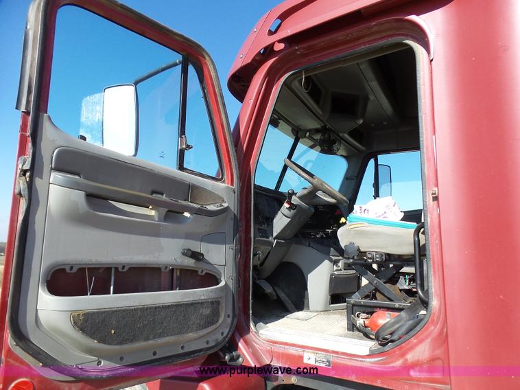 image for item L1509 2005 Freightliner Columbia semi truck