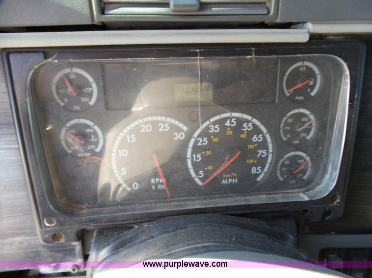 image for item L1509 2005 Freightliner Columbia semi truck