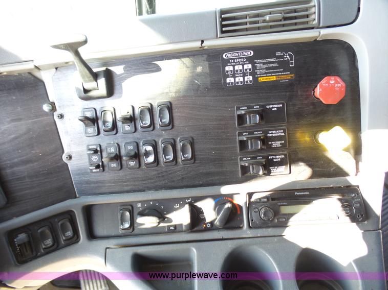 image for item L1509 2005 Freightliner Columbia semi truck