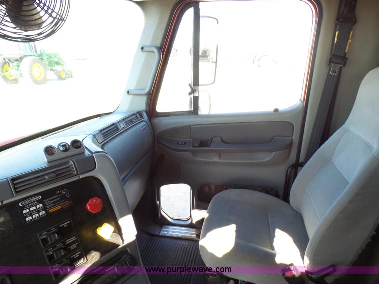 image for item L1509 2005 Freightliner Columbia semi truck