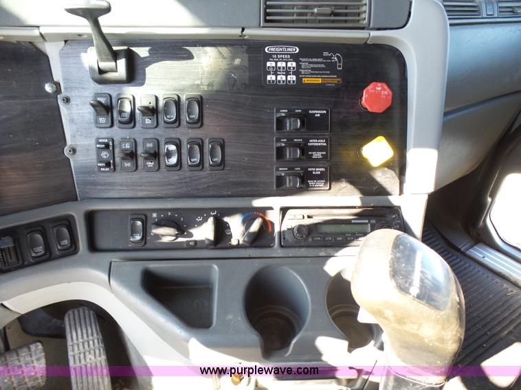 image for item L1509 2005 Freightliner Columbia semi truck