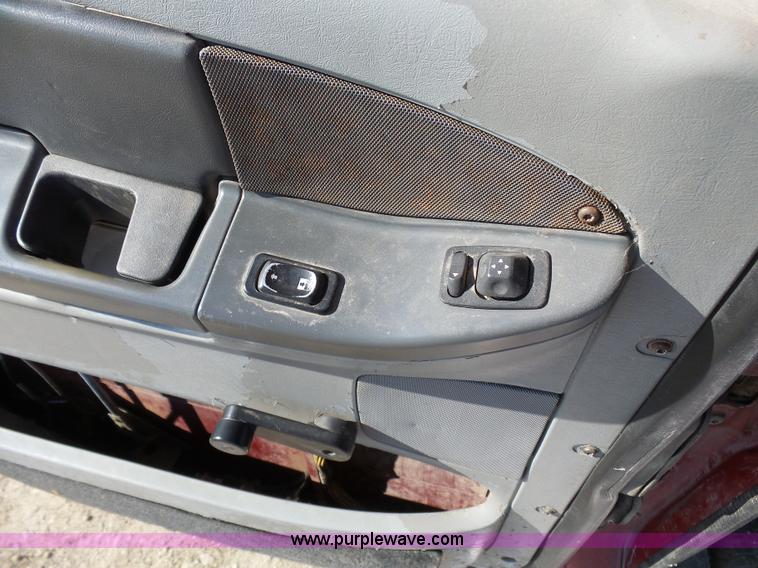 image for item L1509 2005 Freightliner Columbia semi truck