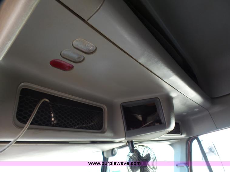 image for item L1509 2005 Freightliner Columbia semi truck