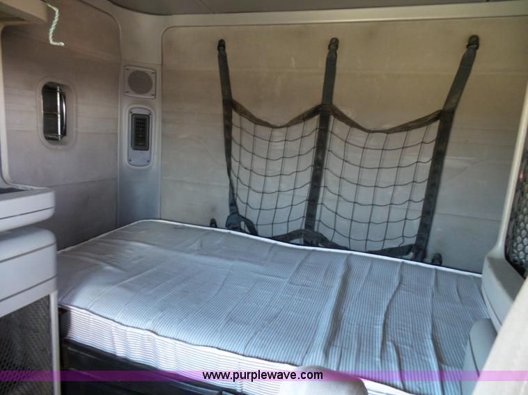 image for item L1509 2005 Freightliner Columbia semi truck