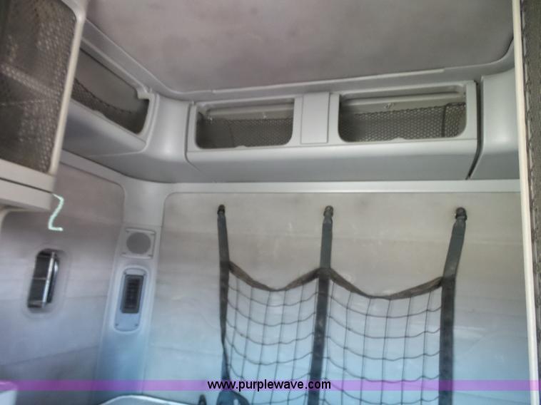 image for item L1509 2005 Freightliner Columbia semi truck