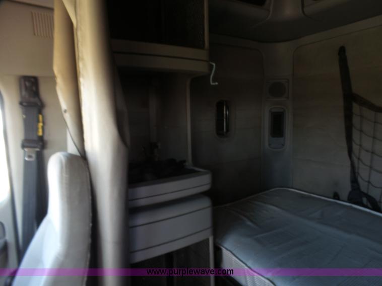 image for item L1509 2005 Freightliner Columbia semi truck