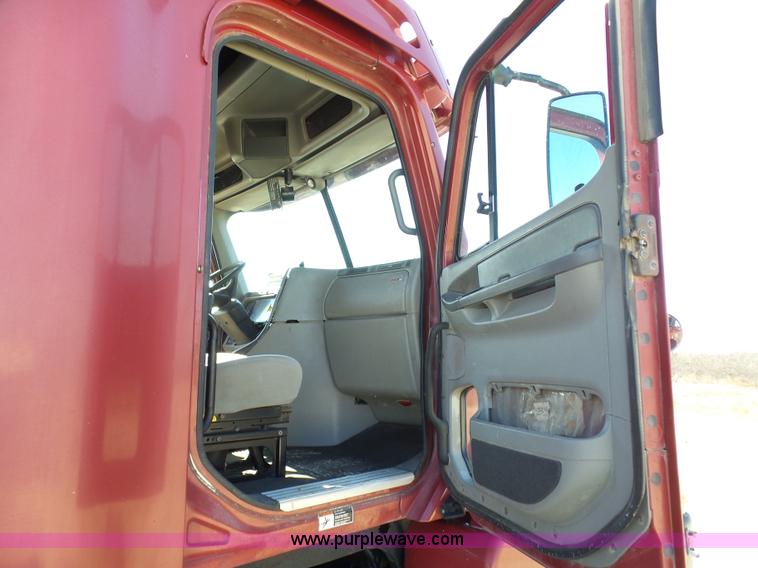 image for item L1509 2005 Freightliner Columbia semi truck
