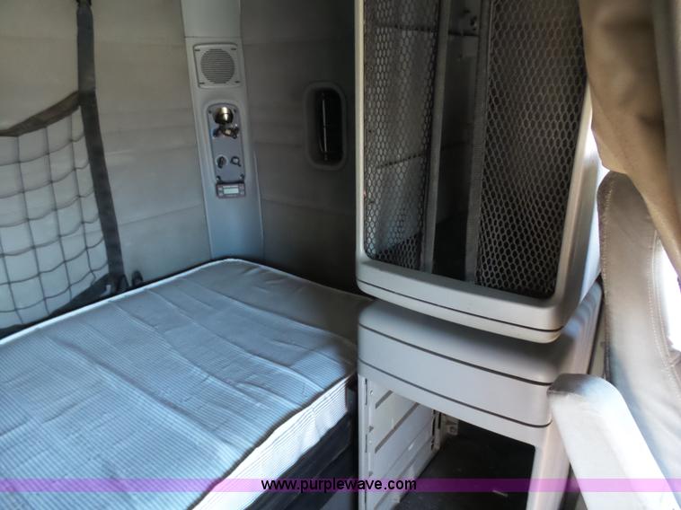 image for item L1509 2005 Freightliner Columbia semi truck