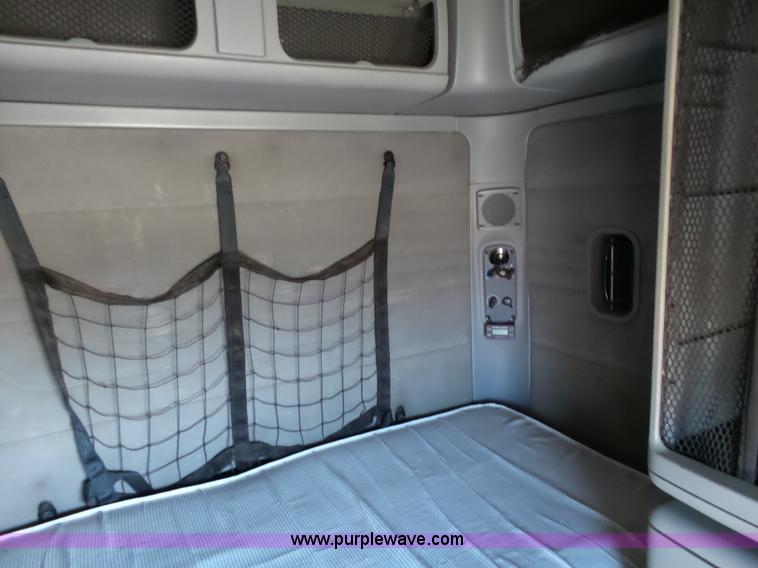 image for item L1509 2005 Freightliner Columbia semi truck