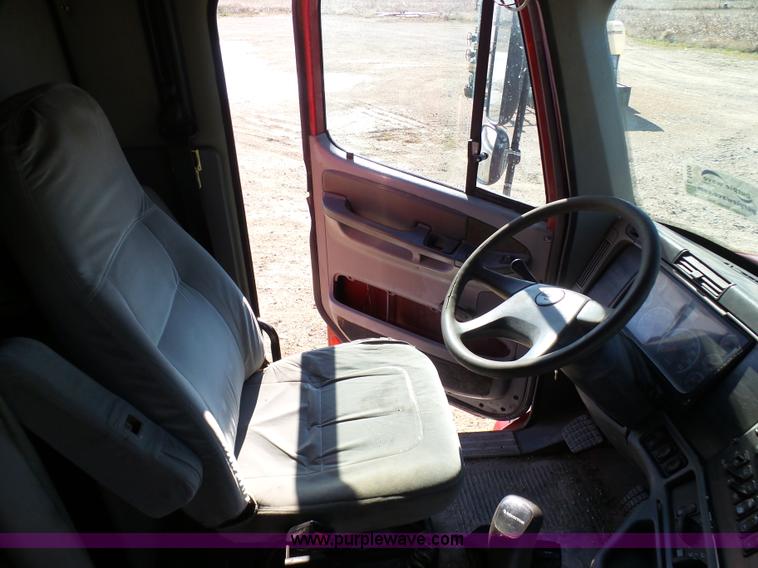 image for item L1509 2005 Freightliner Columbia semi truck