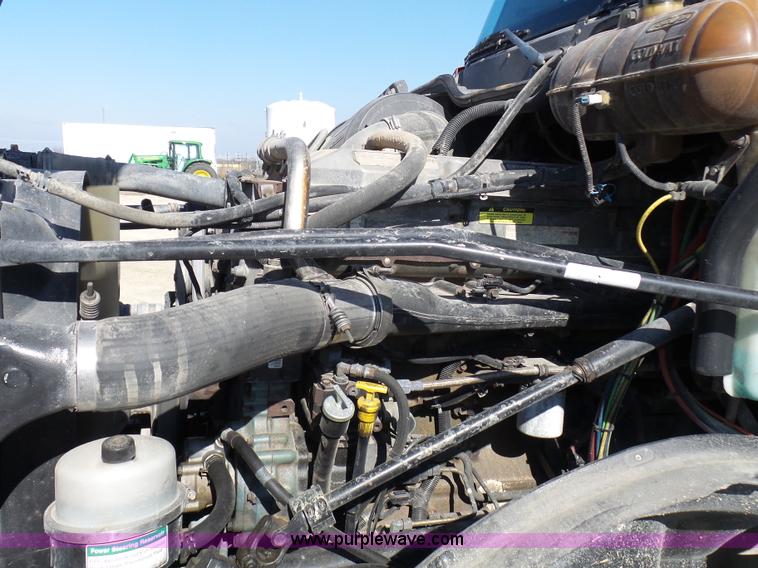 image for item L1509 2005 Freightliner Columbia semi truck