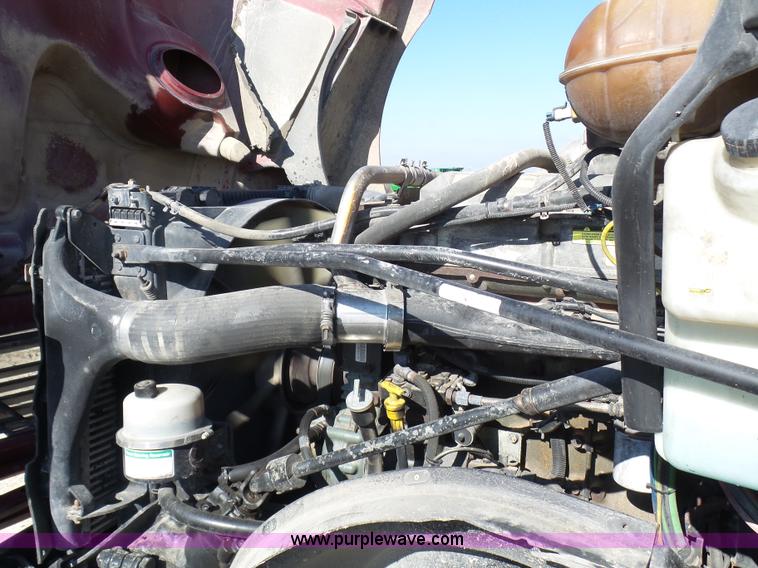 image for item L1509 2005 Freightliner Columbia semi truck