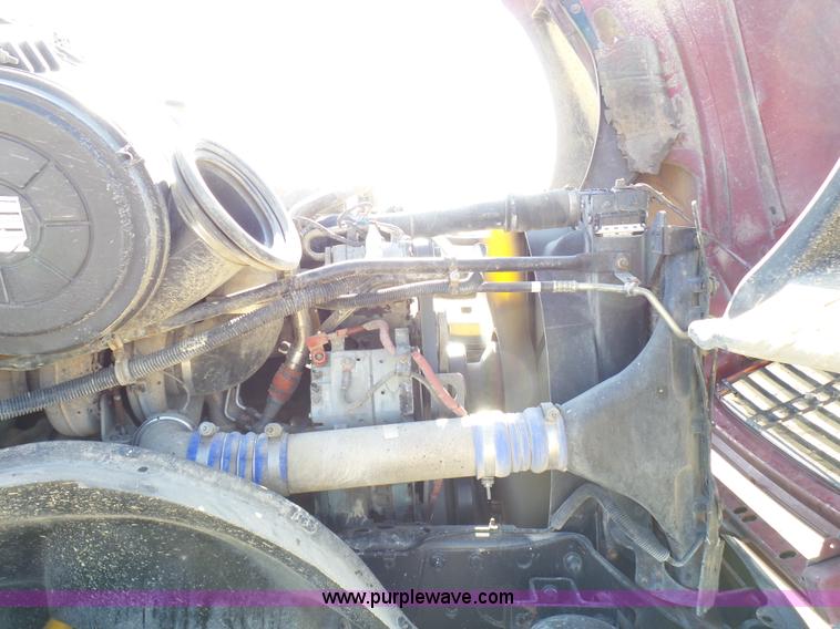 image for item L1509 2005 Freightliner Columbia semi truck