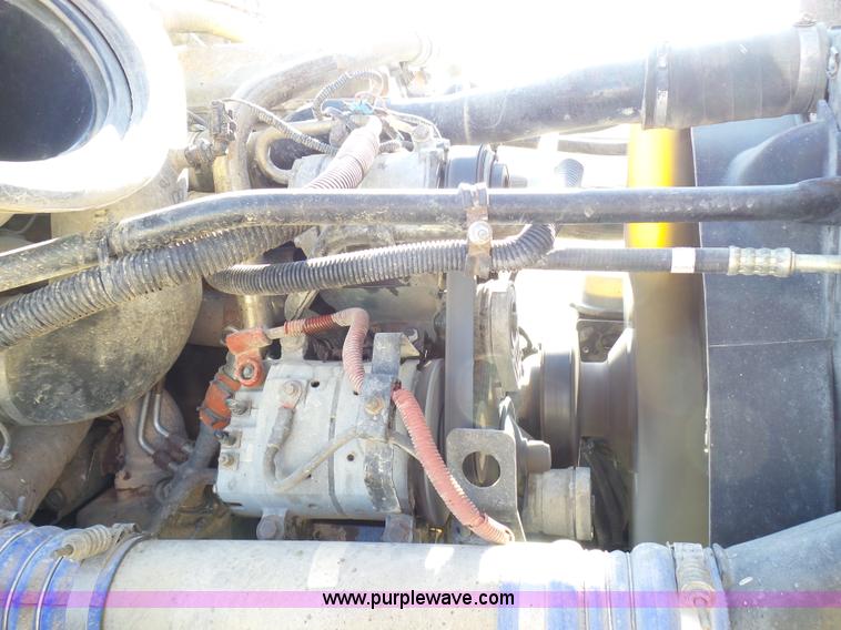 image for item L1509 2005 Freightliner Columbia semi truck