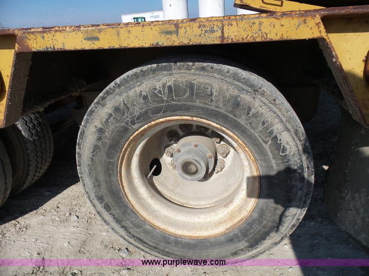 image for item L1510 1997 Dynaweld drop deck trailer