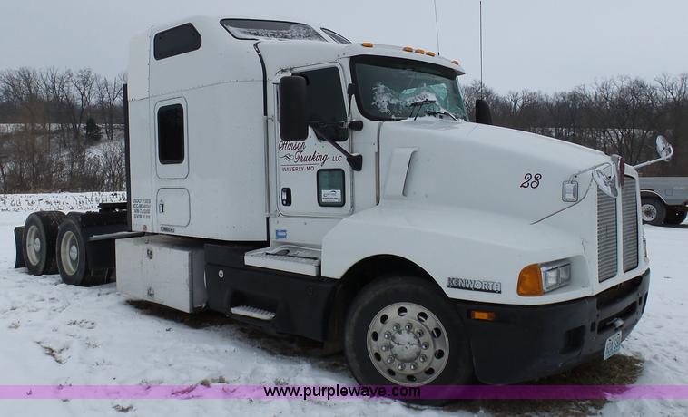image for item L3005 2007 Kenworth T600 semi truck