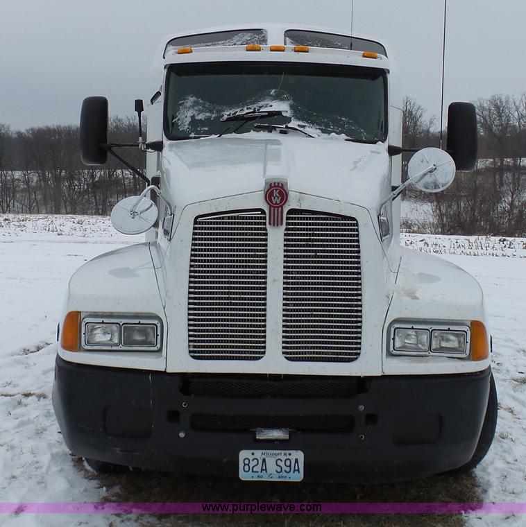 image for item L3005 2007 Kenworth T600 semi truck