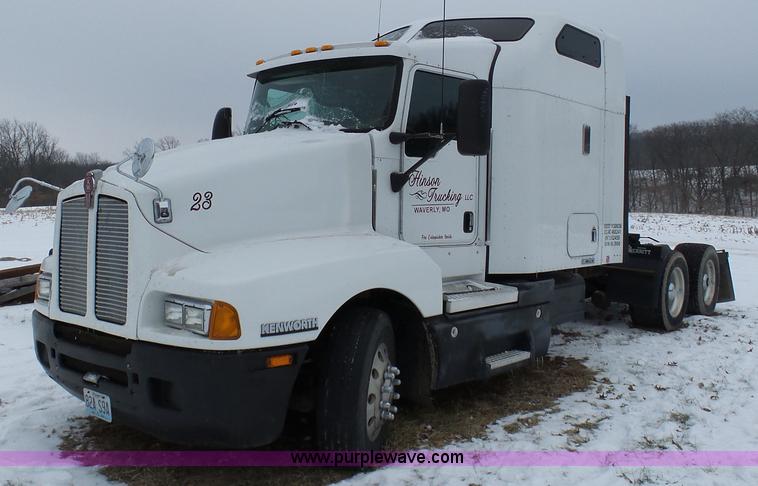 image for item L3005 2007 Kenworth T600 semi truck
