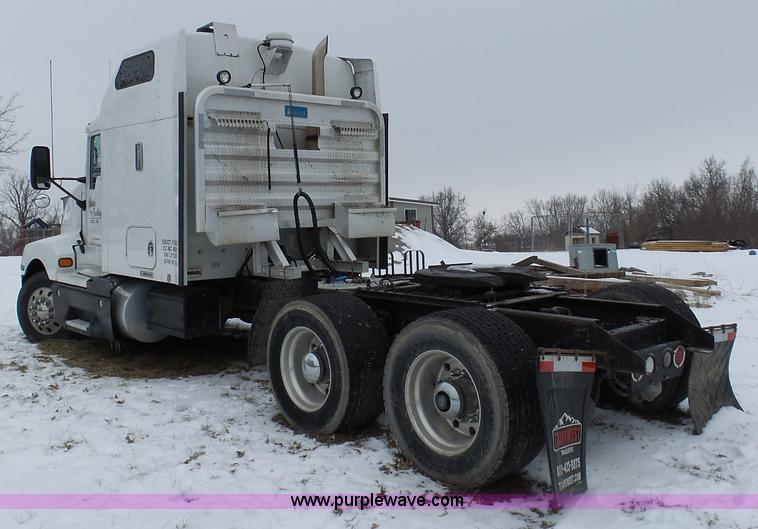 image for item L3005 2007 Kenworth T600 semi truck