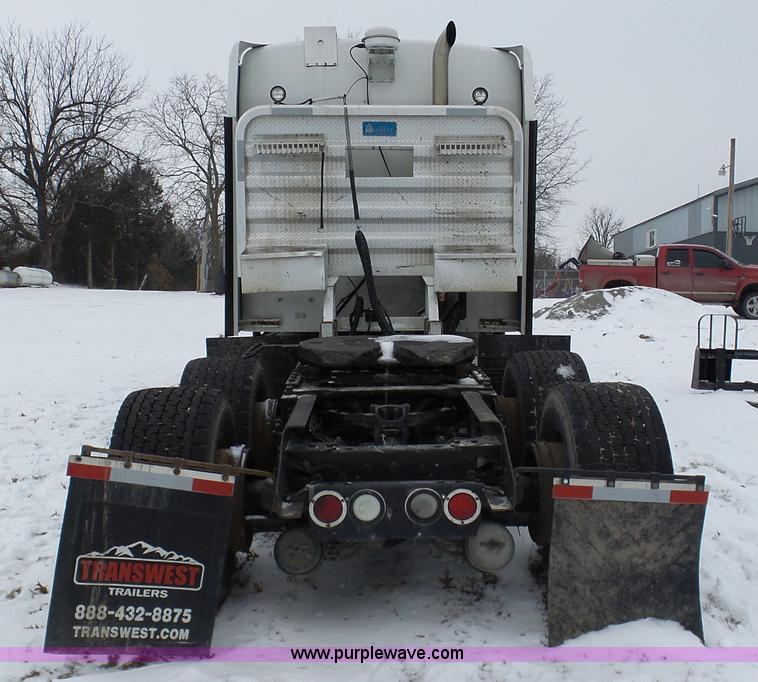 image for item L3005 2007 Kenworth T600 semi truck