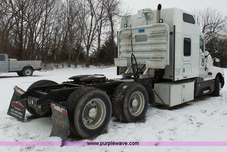 image for item L3005 2007 Kenworth T600 semi truck